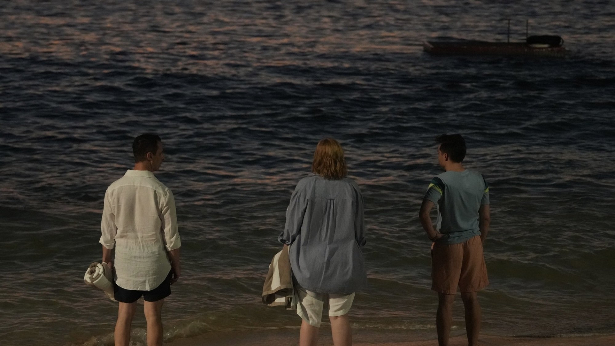 Les frères et sœurs Roy se tiennent sur une plage surplombant l'océan.