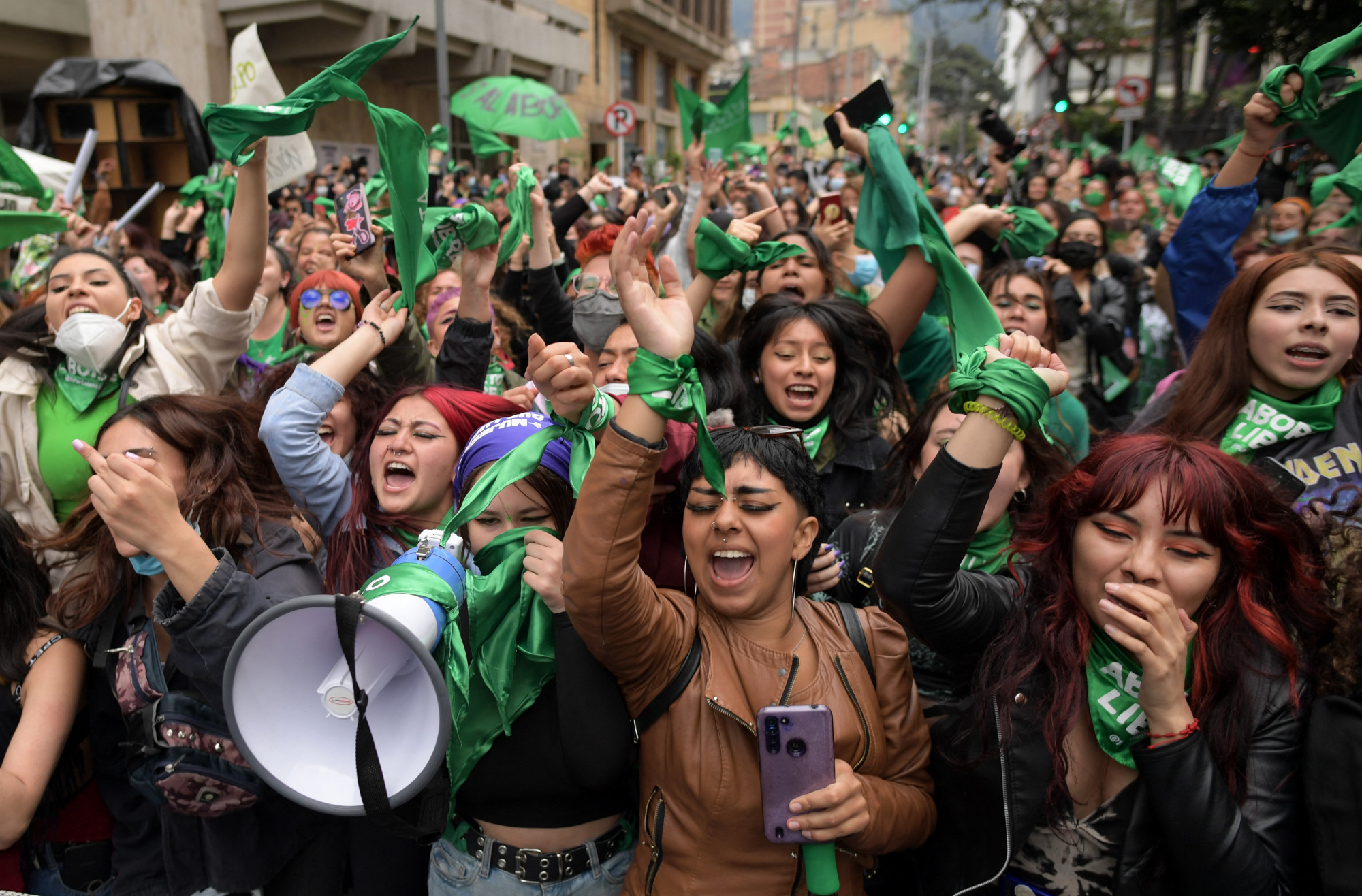Activistes et célébrants dans les rues de Bogota, acclamant la décision.