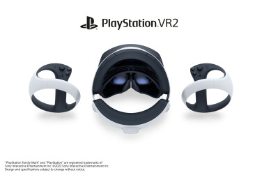 Une photo de face du casque PlayStation VR2 et de ses manettes PS VR2 Sense.