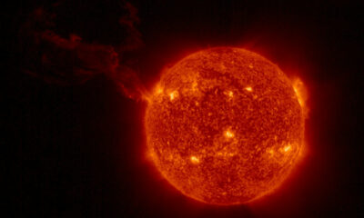 Un arc de plasma gonflé jaillit du soleil dans cette image unique en son genre