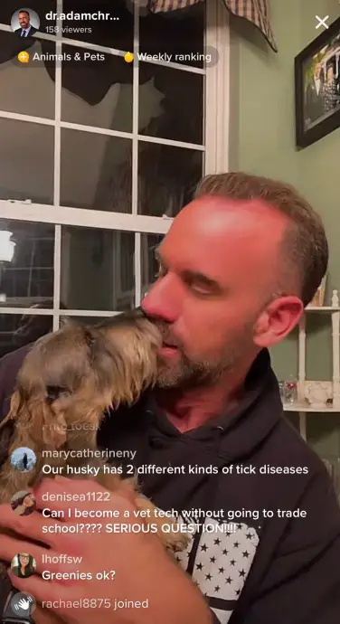 Capture d'écran TikTok Live du Dr Christman embrassant son teckel
