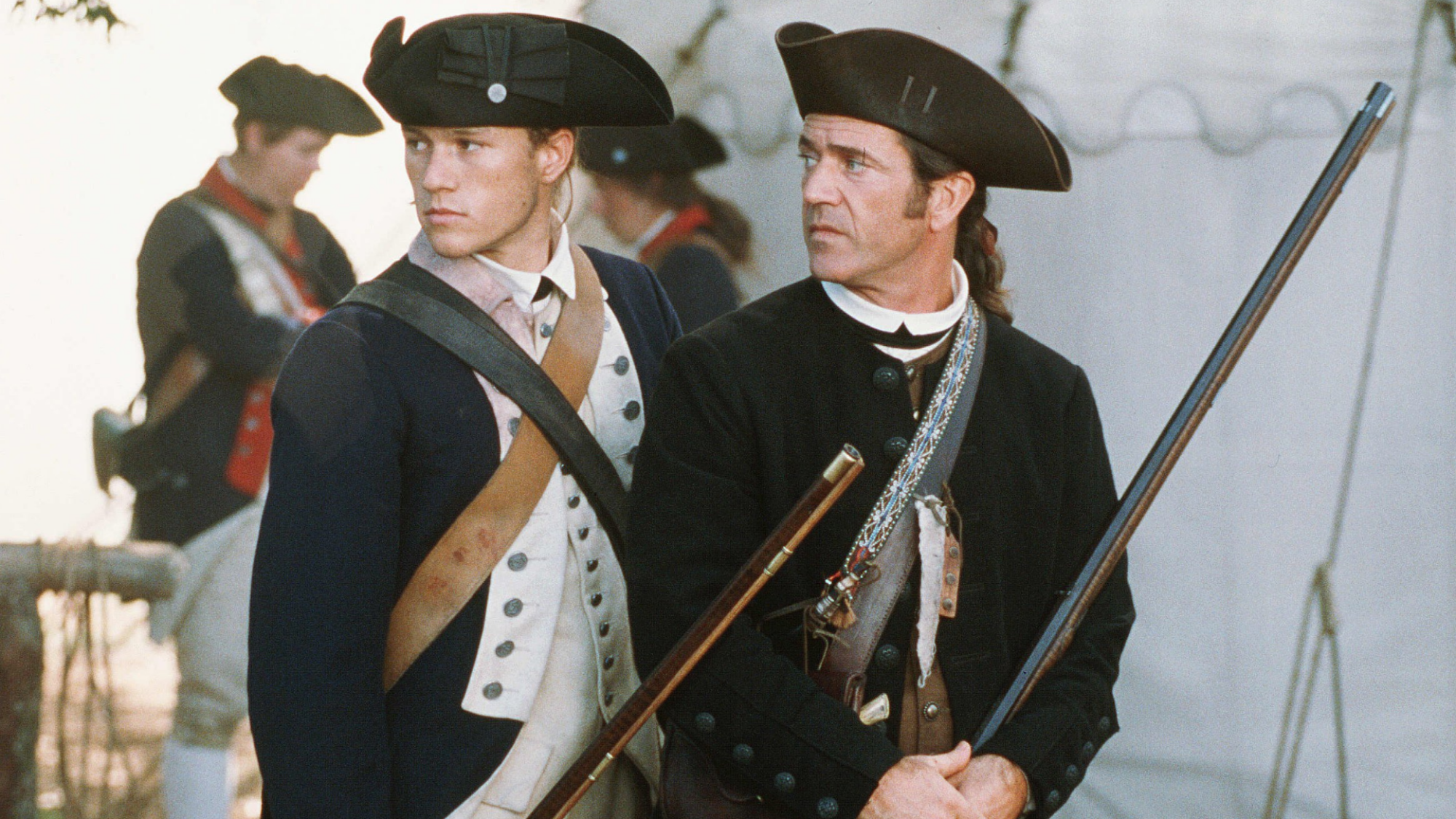 Deux soldats américains de la guerre d'indépendance se tiennent côte à côte. 