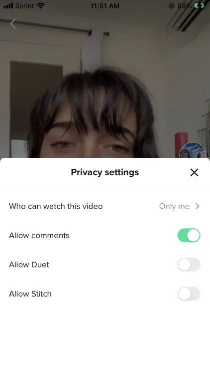 Capture d'écran affichant les options de commentaire et de confidentialité sur une vidéo TikTok