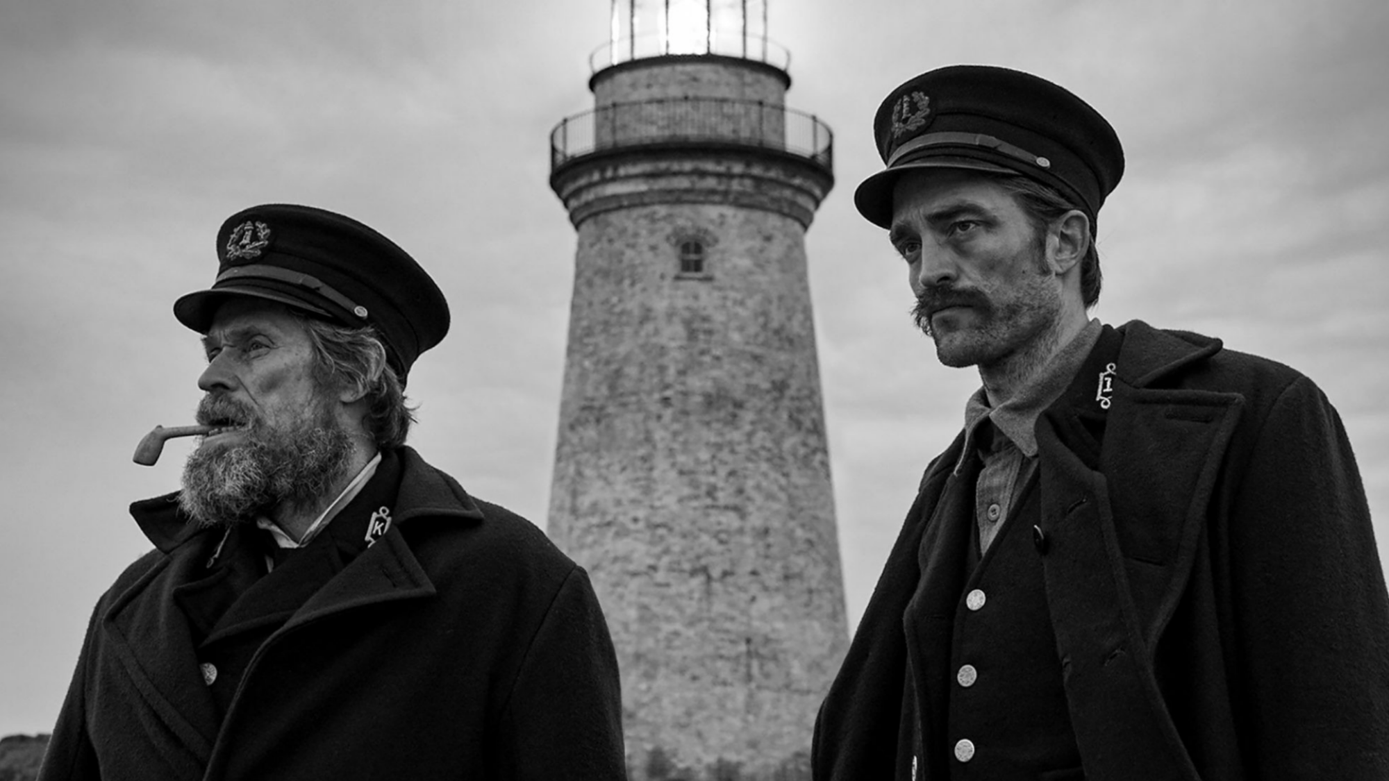 Une scène de 'The Lighthouse' avec Robert Pattinson et Willem Dafoe.
