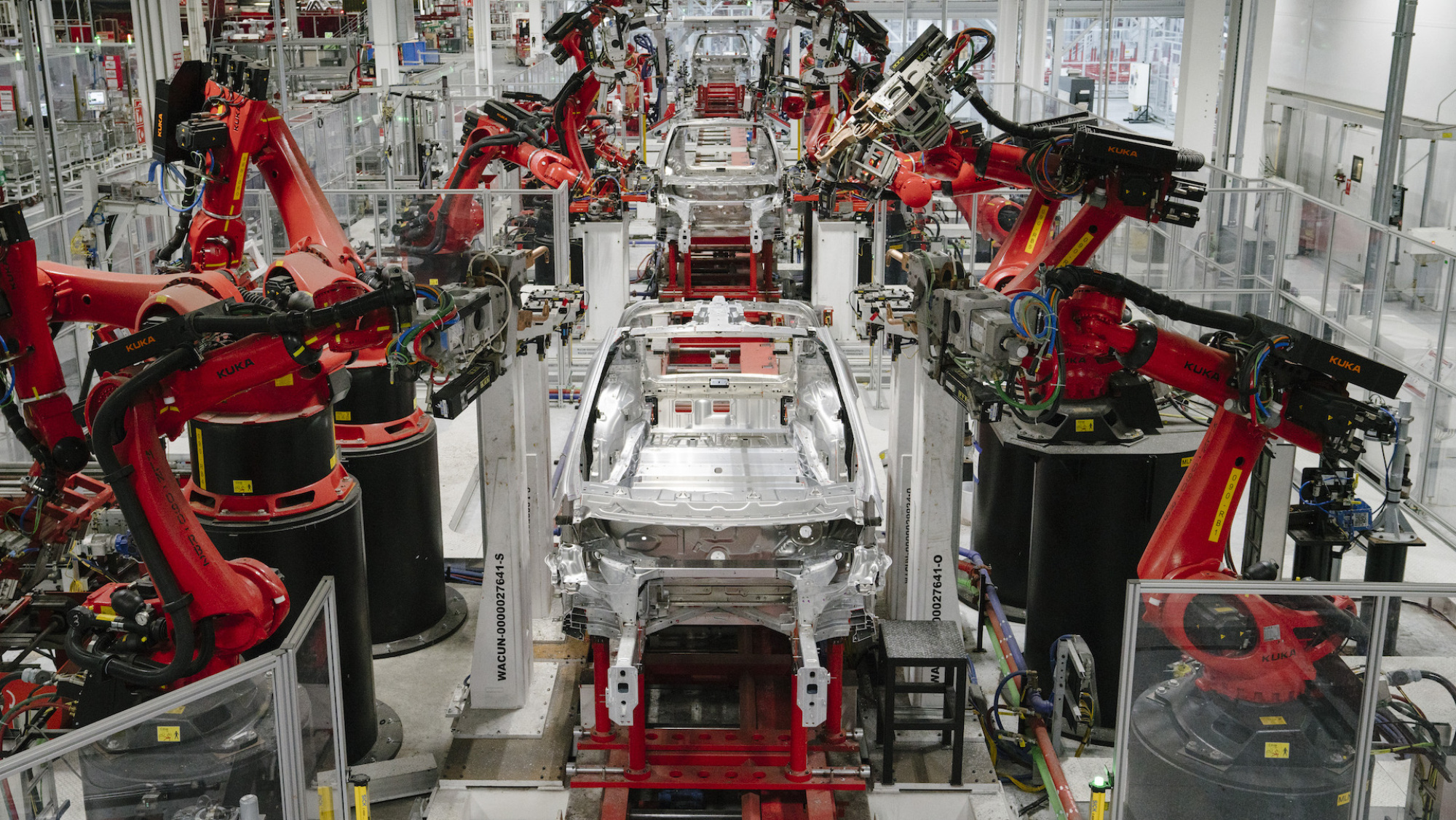 Des robots Kuka travaillent sur Tesla Model X dans l'usine Tesla de Fremont, en Californie, le jeudi 26 juillet 2018. 