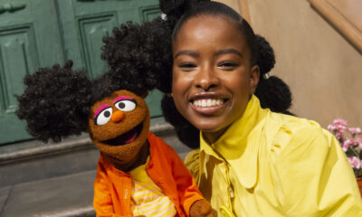 Amanda Gorman lance la nouvelle série "Word of the Day" avec les marionnettes "Sesame Street"