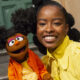 Amanda Gorman lance la nouvelle série "Word of the Day" avec les marionnettes "Sesame Street"