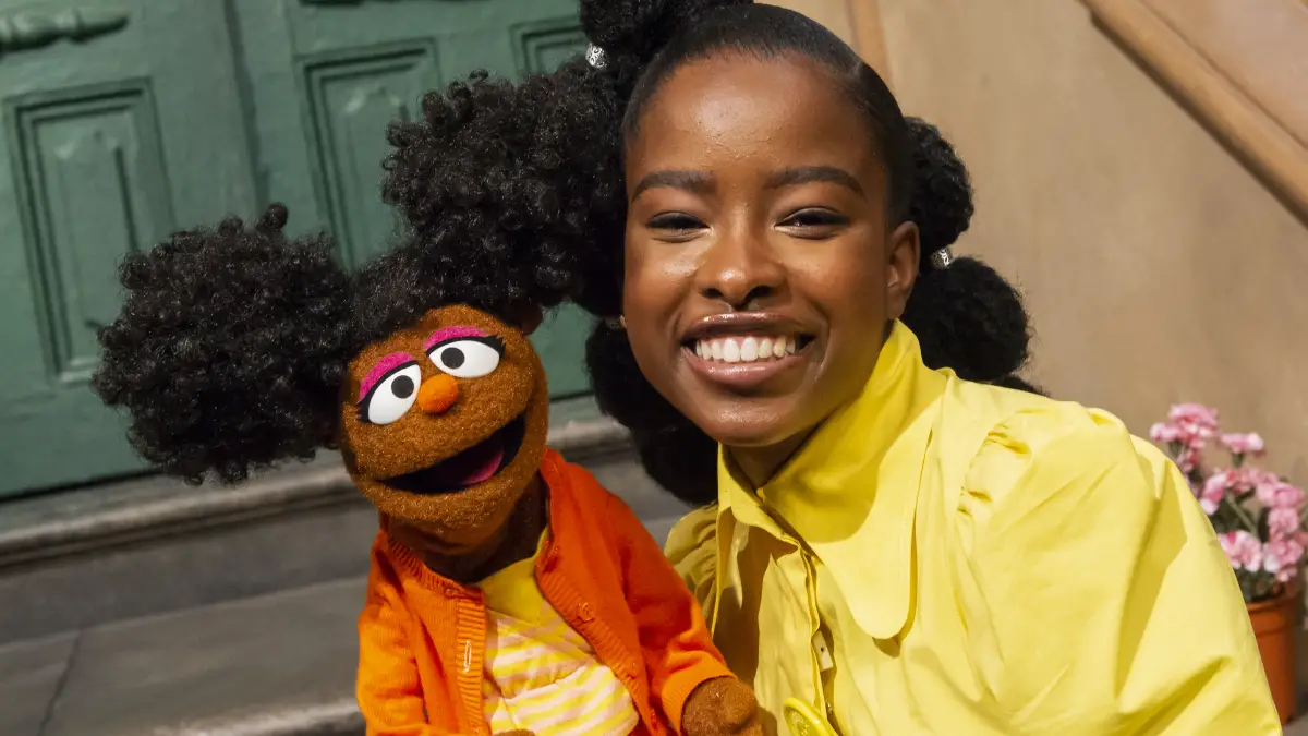 Amanda Gorman lance la nouvelle série "Word of the Day" avec les marionnettes "Sesame Street"
