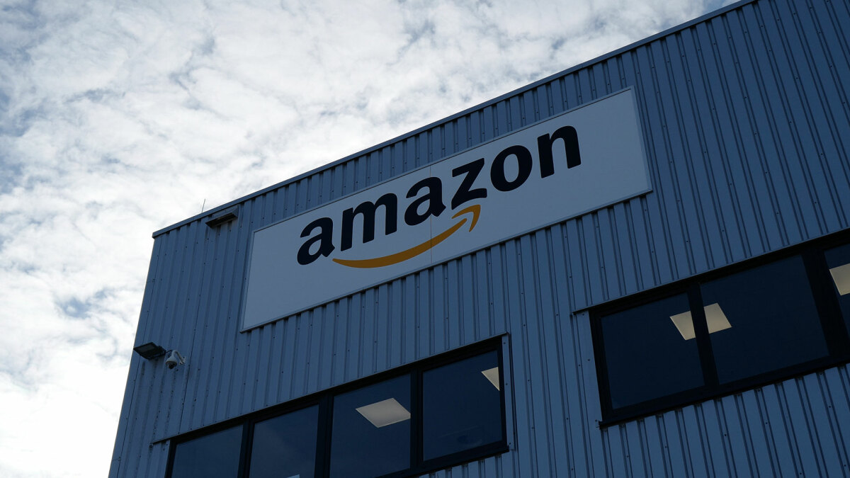 Amazon doit réintégrer un travailleur licencié "illégalement", selon un juge