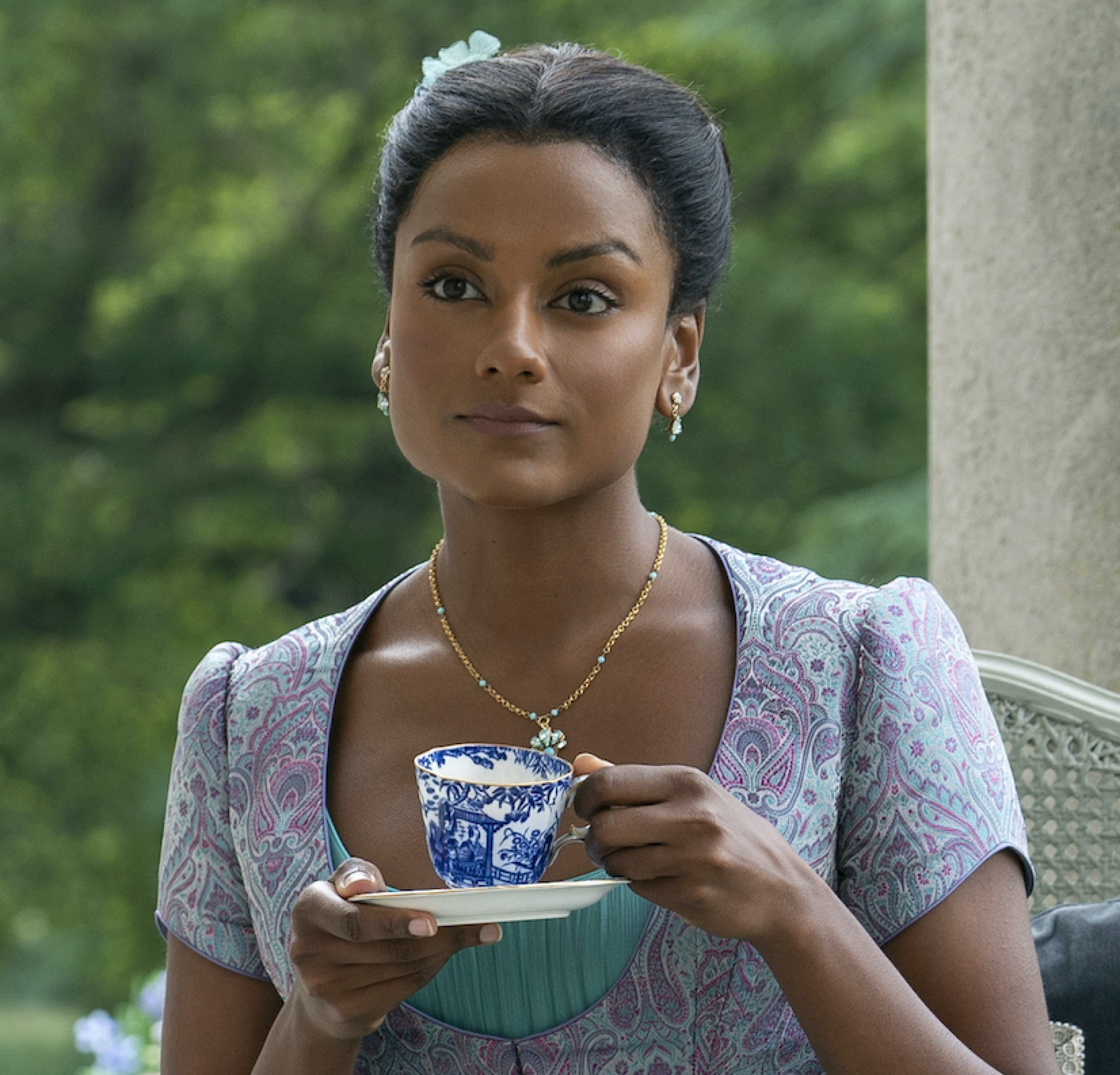 Une femme indienne de Regency porte du thé en sirotant une tasse ornée;  encore de 