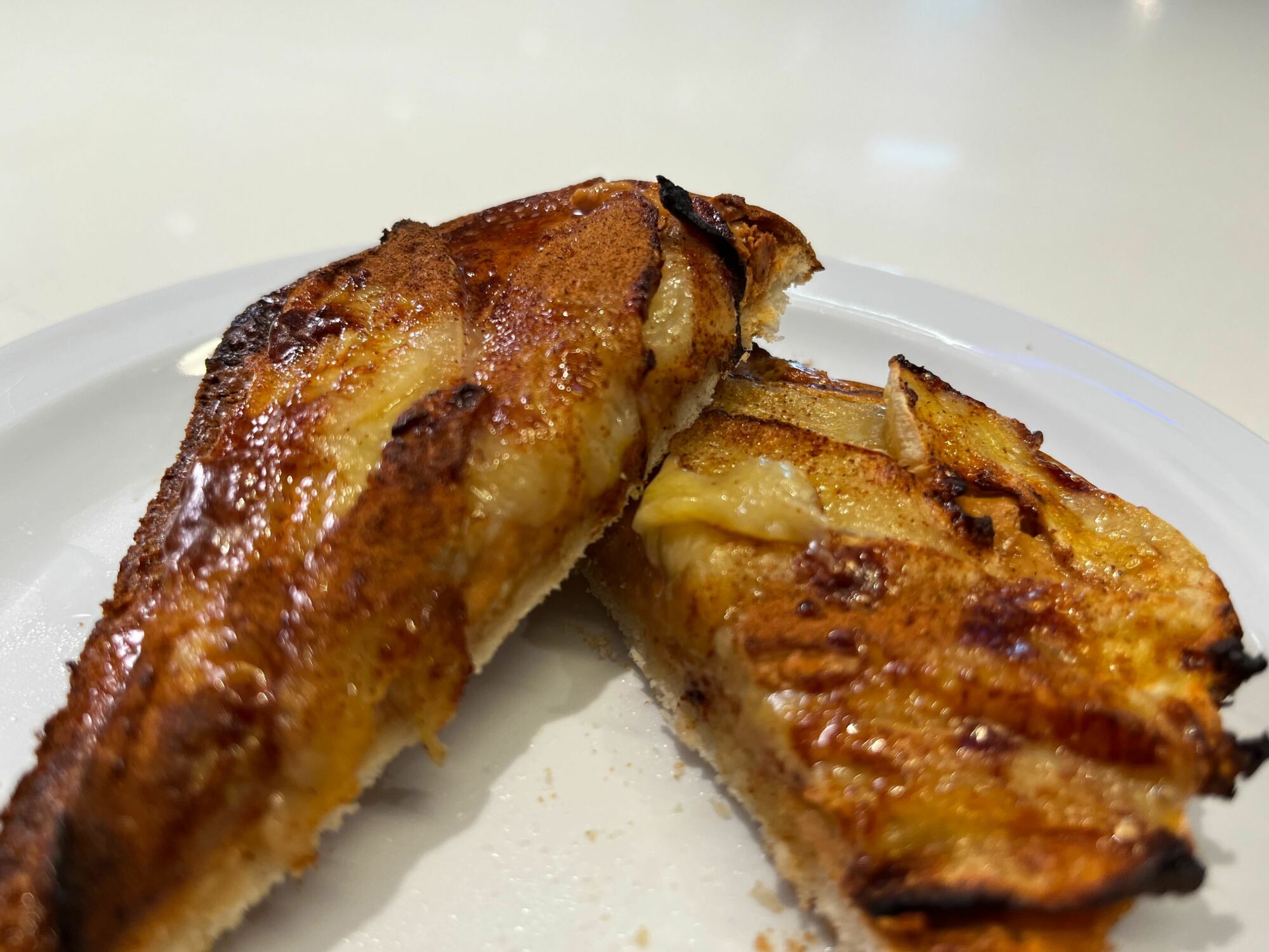 pain grillé aux bananes sur une assiette