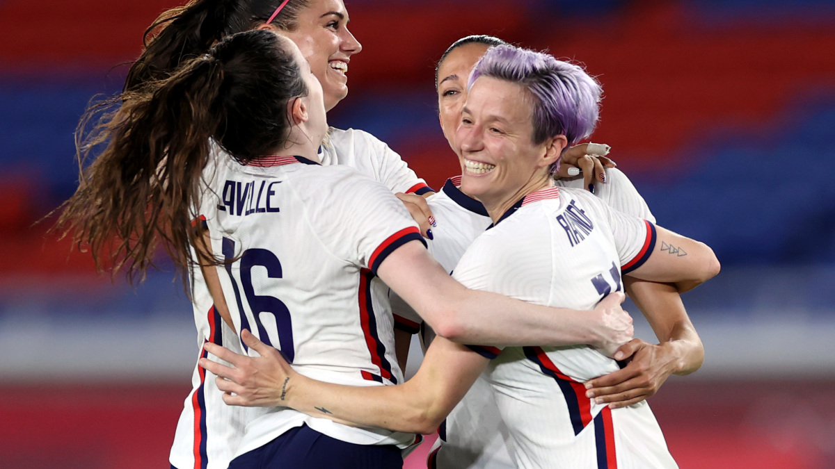 "C'est une bonne journée, Robin": les stars du football, Biden et Clinton célèbrent la victoire de l'égalité de rémunération des femmes