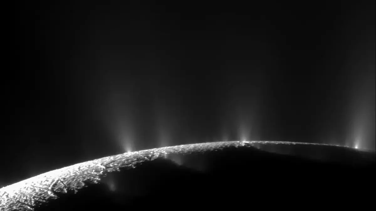 Cette lune de Saturne jaillit de l'eau au-delà des rêves les plus fous des scientifiques