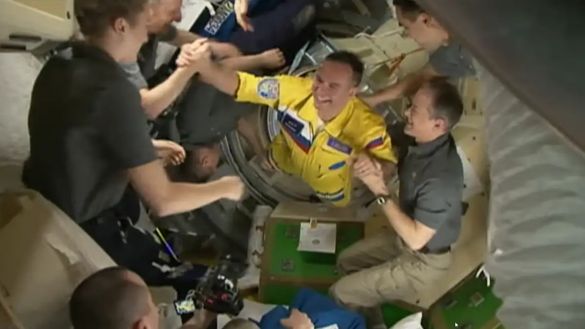Des cosmonautes russes montent à bord de la Station spatiale internationale aux couleurs ukrainiennes
