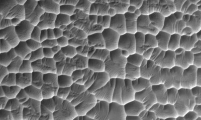 Des dunes martiennes spectaculaires cassées par le satellite de Mars