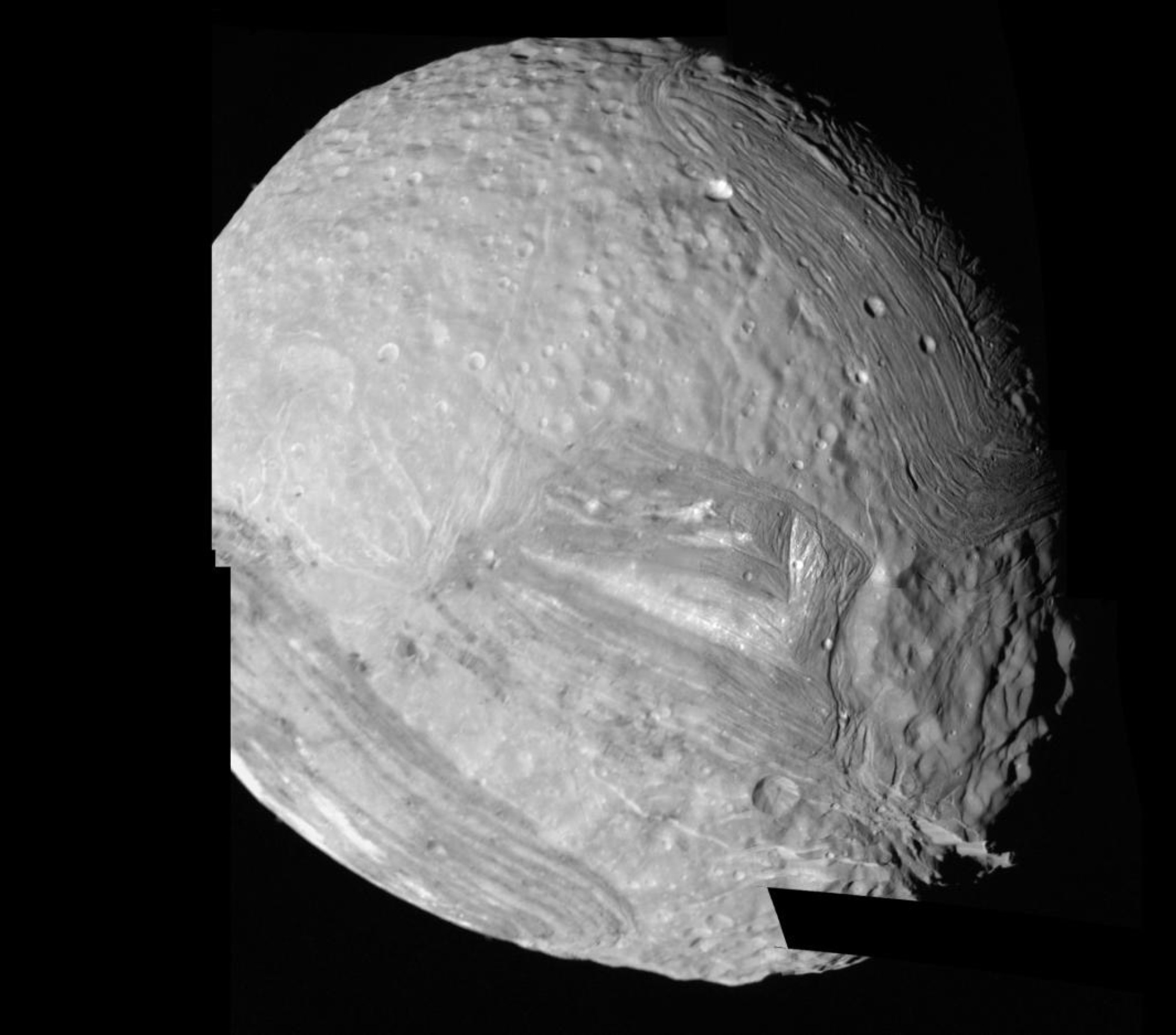 Voyager 2 étudie Miranda, la lune d'Uranus