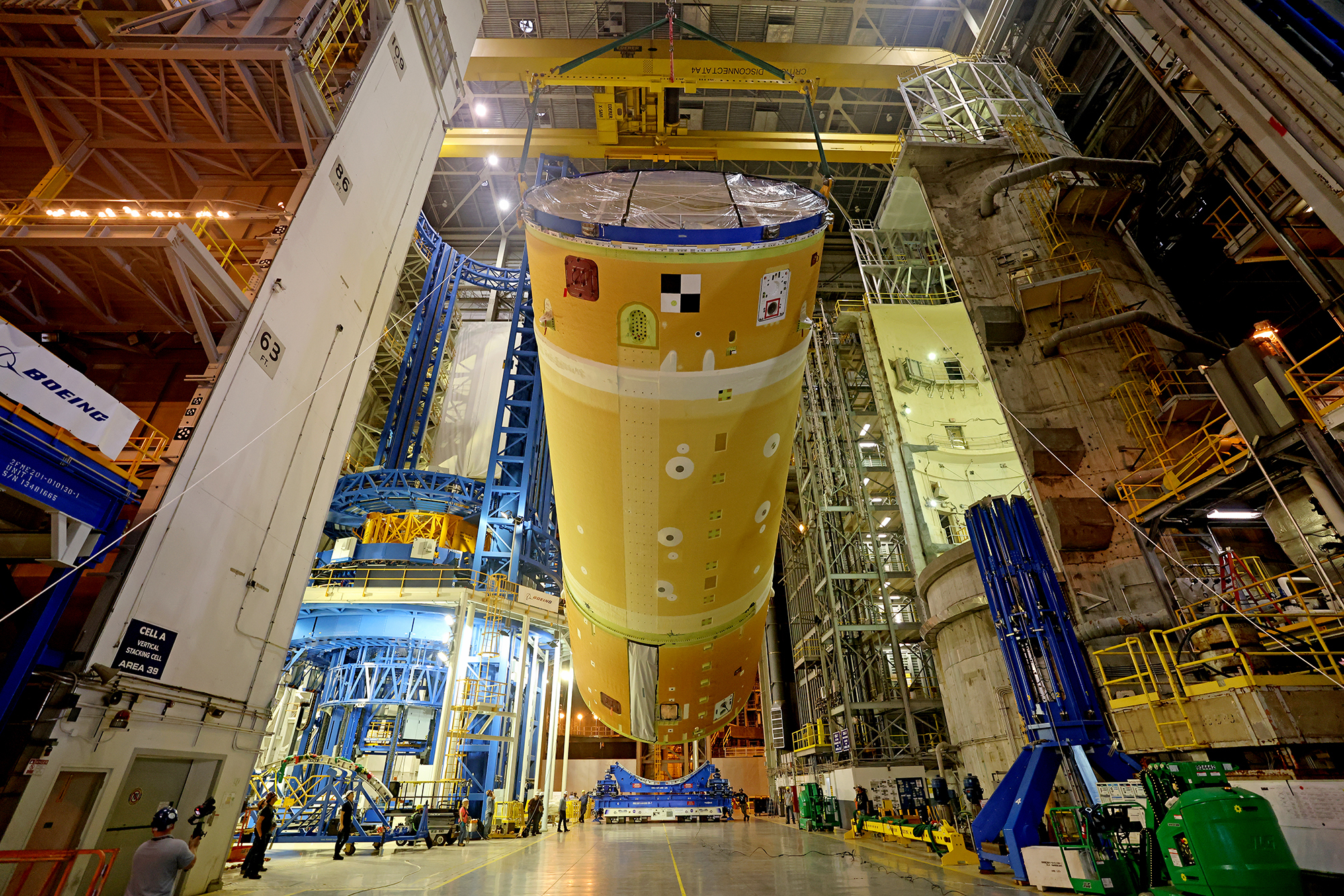 Boeing rejoignant la partie supérieure de la fusée SLS