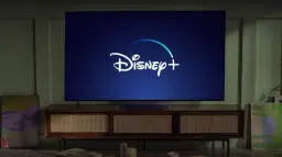 Le logo Disney Plus est affiché sur un grand téléviseur à écran plat.