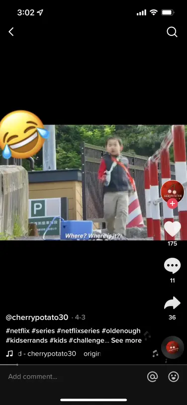 Capture d'écran TikTok montrant un extrait de l'émission, mettant en vedette un petit garçon en bas âge marchant à l'écran et un emoji qui pleure en riant dans le coin. 