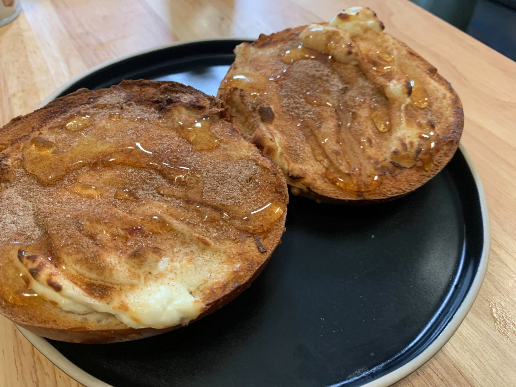 bagel frit à l'air sur assiette