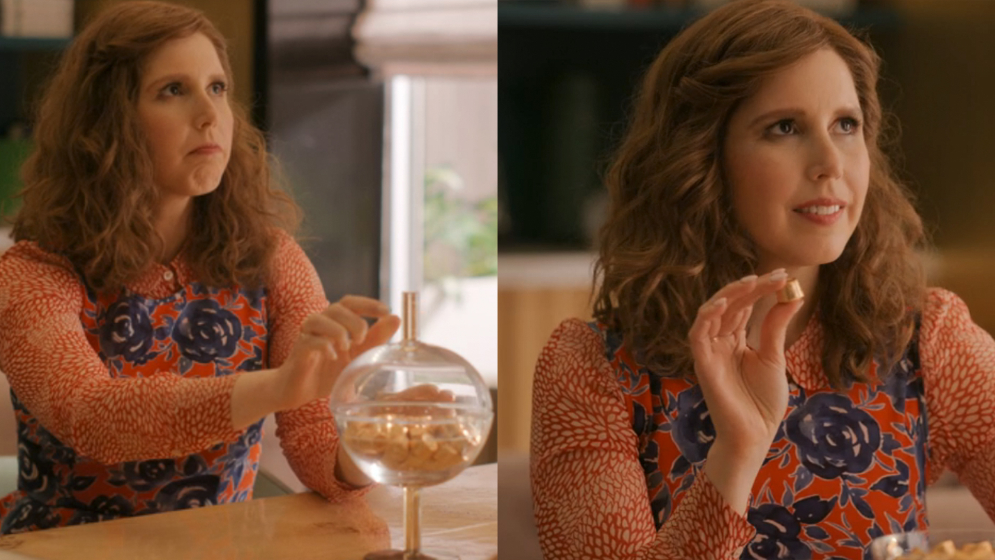 Un composite divisé : sur la gauche, une femme (Vanessa Bayer) tend la main vers un pot de Rolos, sur la droite, elle tient un Rolo.