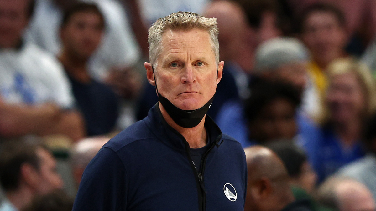 L'entraîneur de la NBA, Steve Kerr, condamne le contrôle américain des armes à feu dans un discours puissant