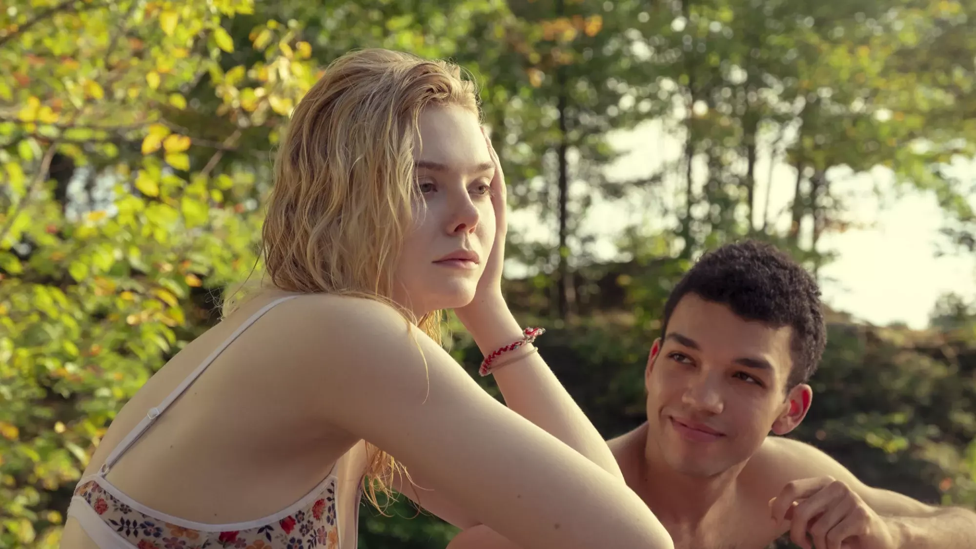 Elle Fanning et le juge Smith dans 