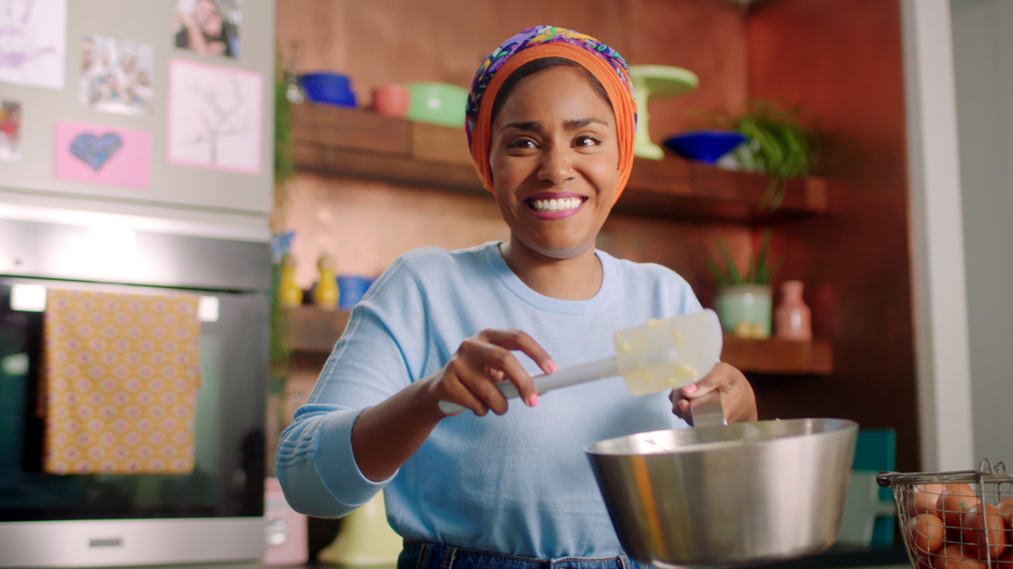 Nadiya Hussain tenant une casserole et une spatule