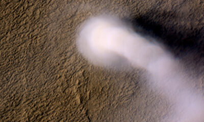 Mars rover filme le chaos du diable de poussière alors qu'il explore la planète rouge