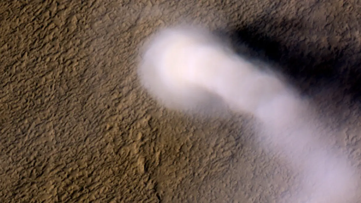 Mars rover filme le chaos du diable de poussière alors qu'il explore la planète rouge