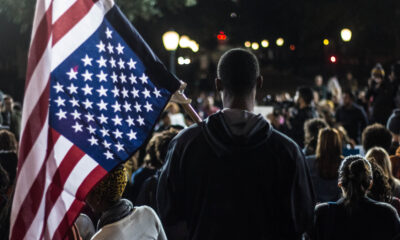 Pourquoi les gens font-ils flotter leurs drapeaux américains à l'envers ?