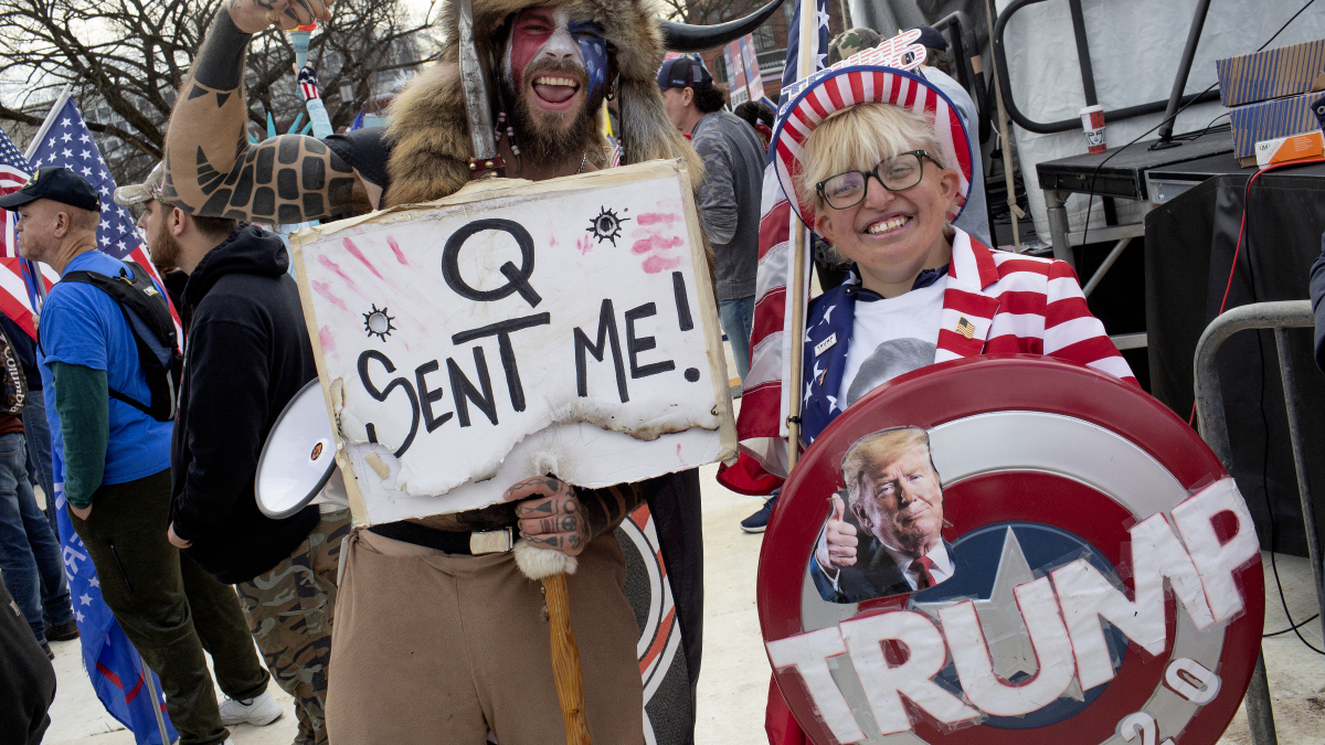 Soudain, le « Q » de la théorie du complot QAnon est revenu après une interruption de plusieurs années