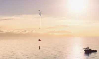 Un hélicoptère tentera d'attraper un propulseur de fusée brûlant dans les airs