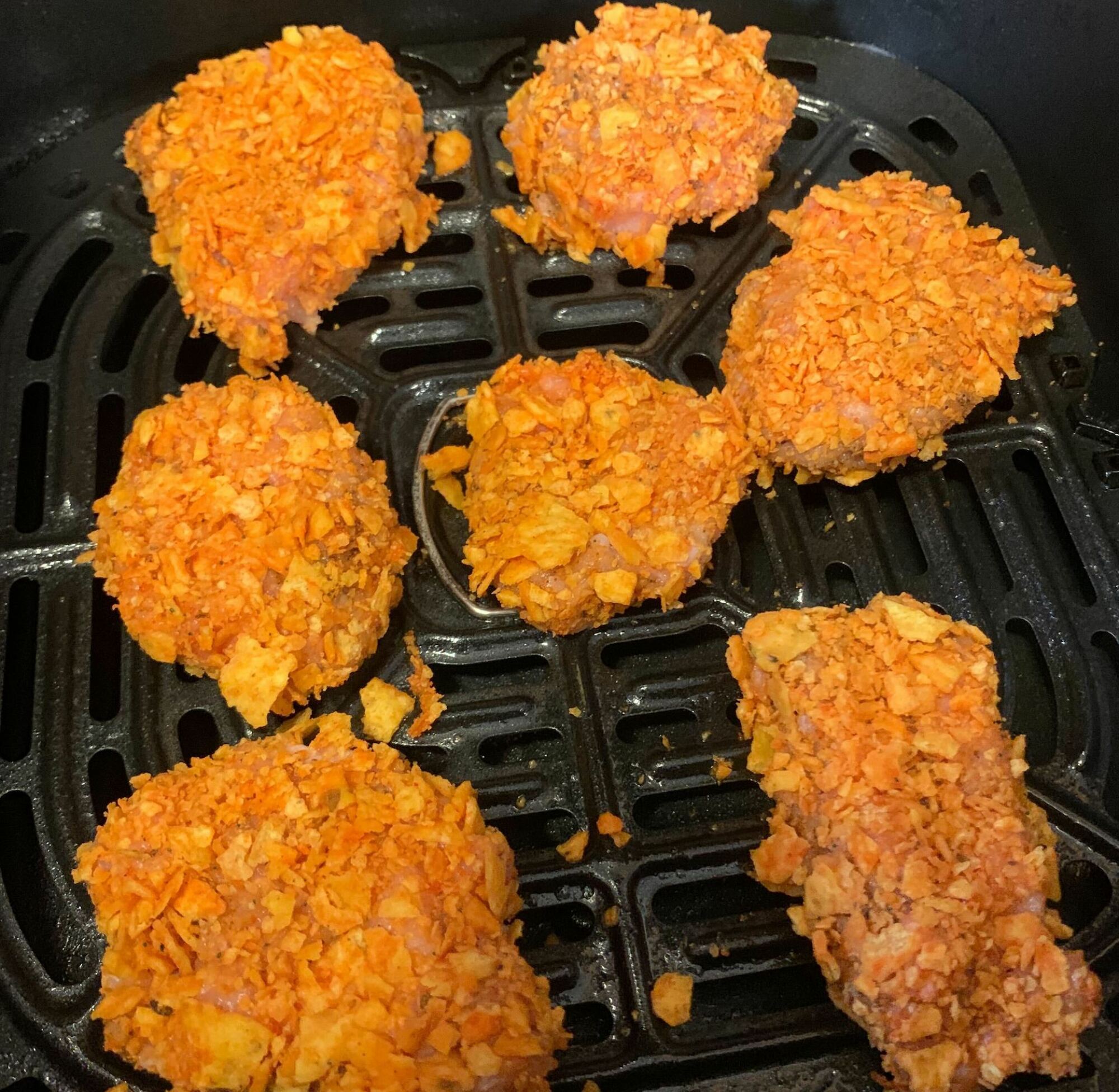 pépites de poulet non cuites dans le panier de la friteuse à air