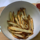 Vous devez essayer les frites faites maison avec une friteuse à air.  Voici comment les fabriquer.