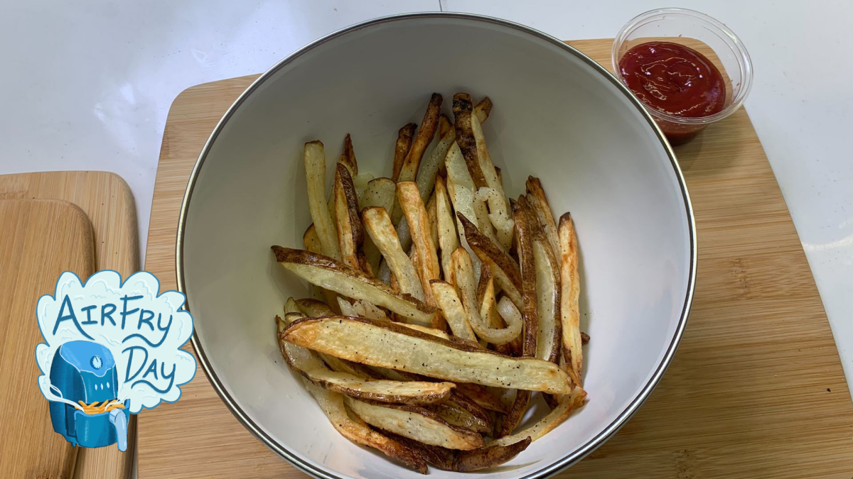 Vous devez essayer les frites faites maison avec une friteuse à air.  Voici comment les fabriquer.