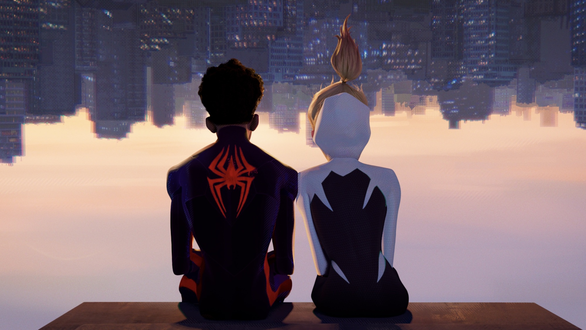 Miles Morales dans son Spider-Man rouge et noir et Gwen Stacy dans son costume Spider-Woman blanc et noir sont assis à l'envers sur le rebord d'un bâtiment.