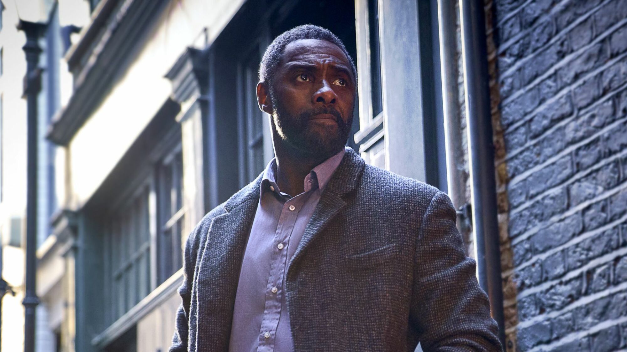 Idris Elba a l'air sombre dans 