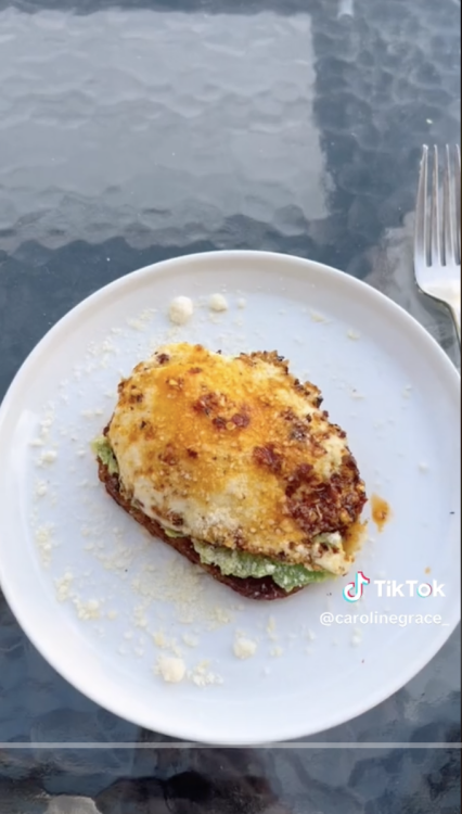 pommes de terre rissolées avec avocat et œuf dessus en tiktok