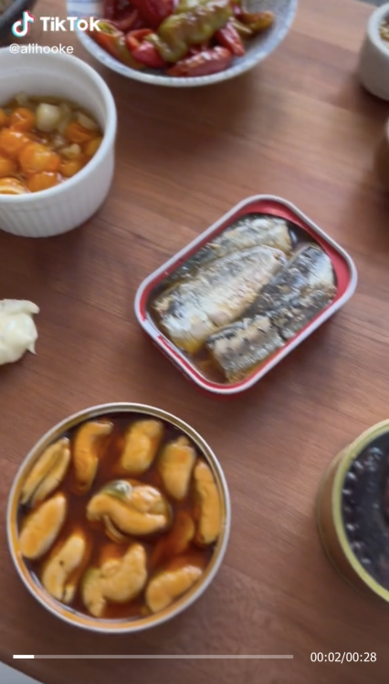 poisson en conserve sur une planche à découper dans un tiktok