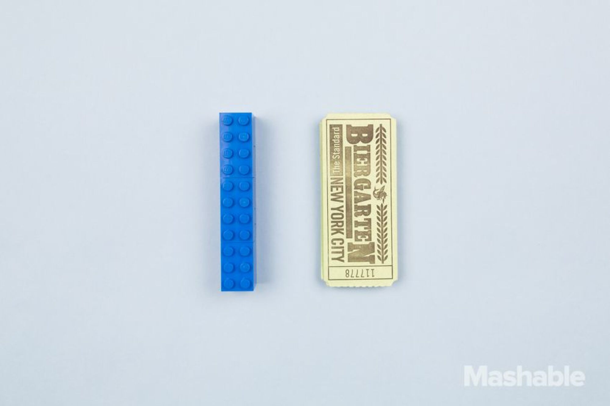 Le Lego bleu à côté d'un ticket.