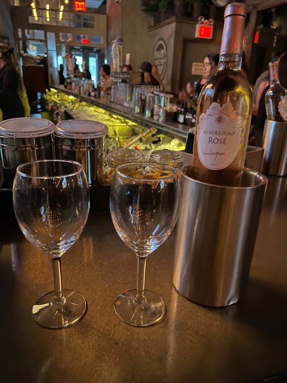 Vanderpump rose et deux verres sur un bar.