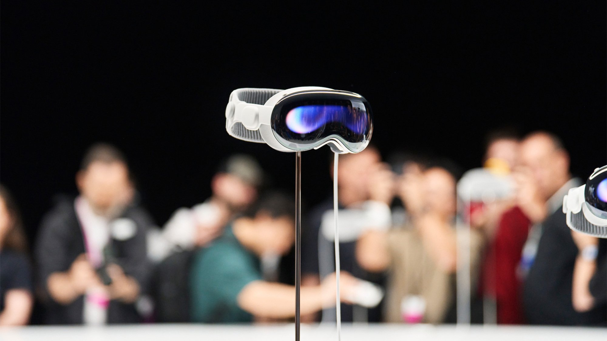 Le casque Vision Pro AR d'Apple assis sur un stand à la WWDC 2023.