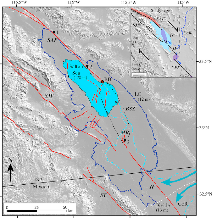 Le contour de l'ancien lac Cahuilla représenté en bleu foncé.  La mer de Salton actuelle est au centre (remplie de bleu clair) et la faille de San Andreas est désignée 