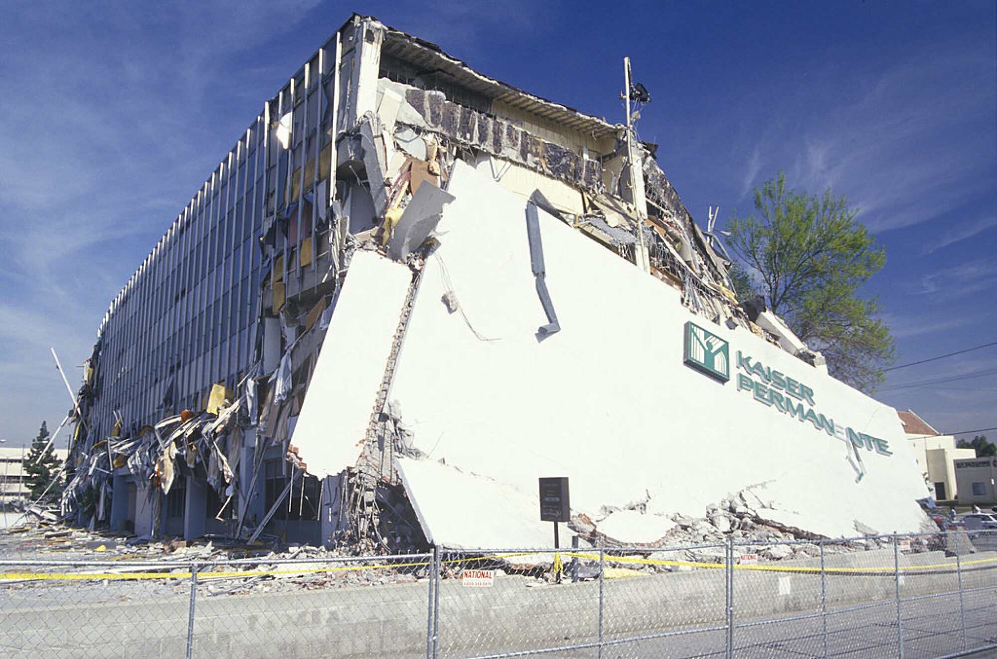 Un bâtiment médical gravement endommagé par le tremblement de terre de Northridge en 1994.