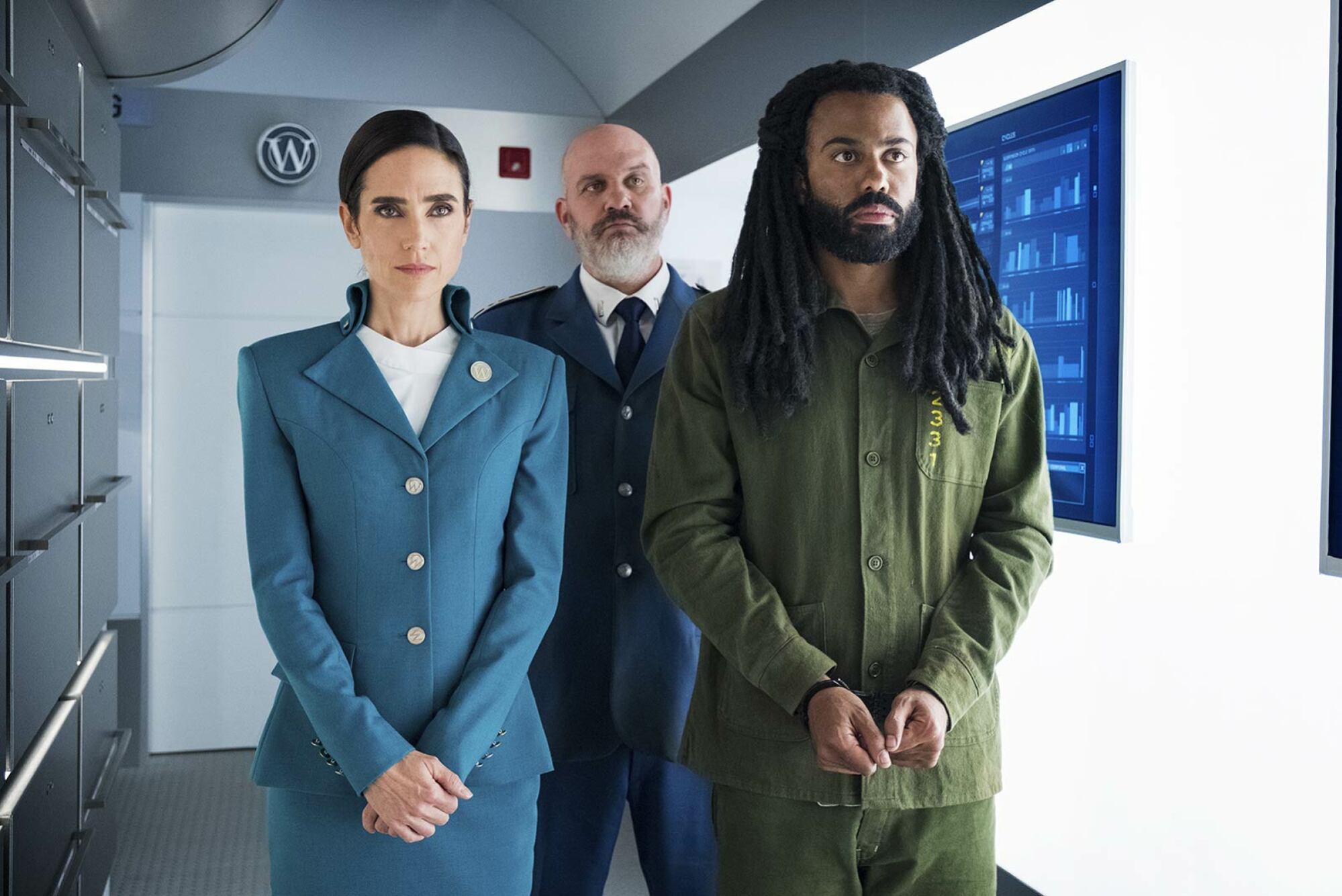 Jennifer Connelly se tient à côté de Daveed Diggs qui est menotté