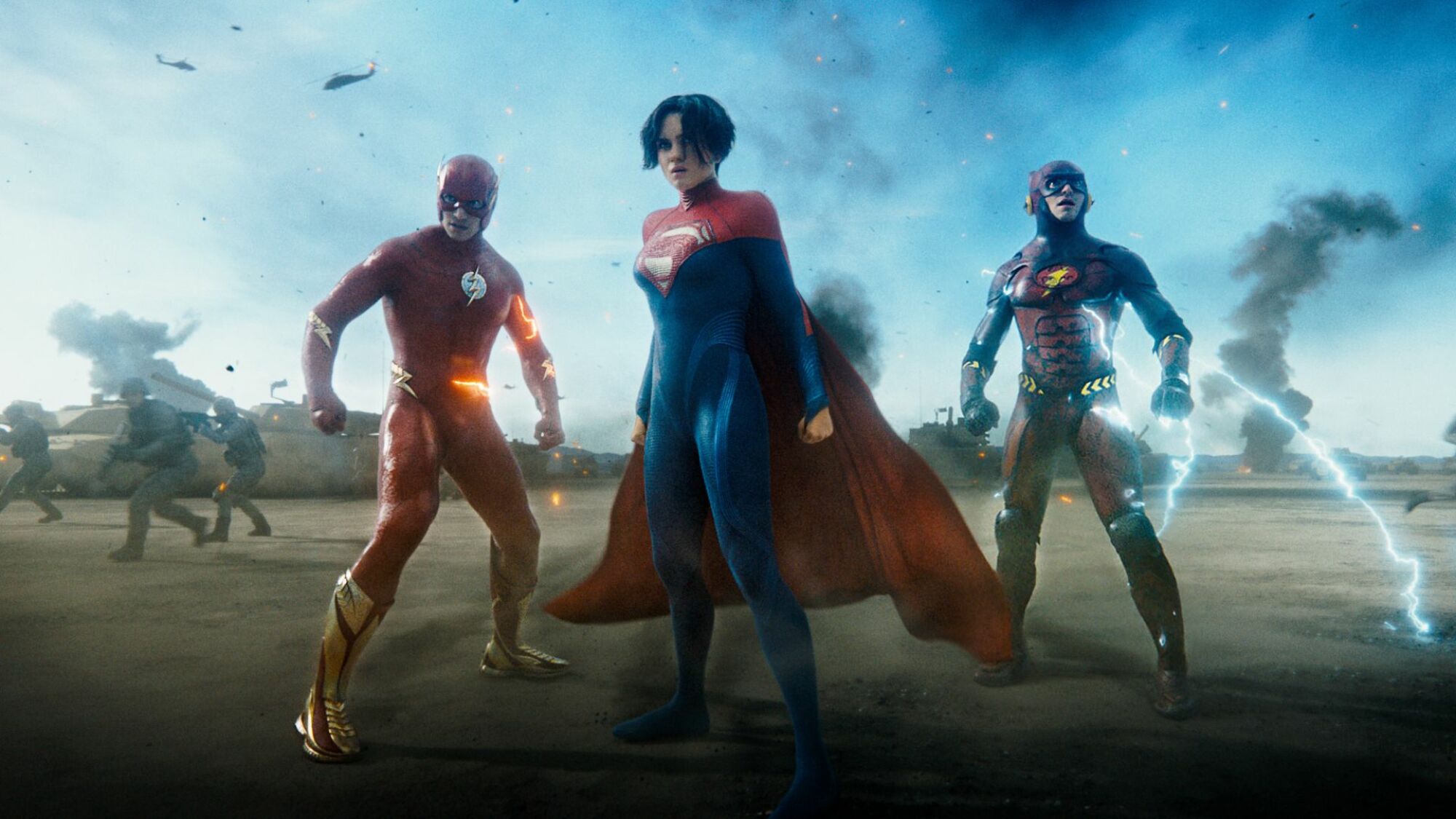 EZRA MILLER comme Barry Allen/The Flash, SASHA CALLE comme Kara Zor-El/Supergirl et EZRA MILLER comme Barry Allen/The Flash dans Warner Bros Pictures' action aventure 