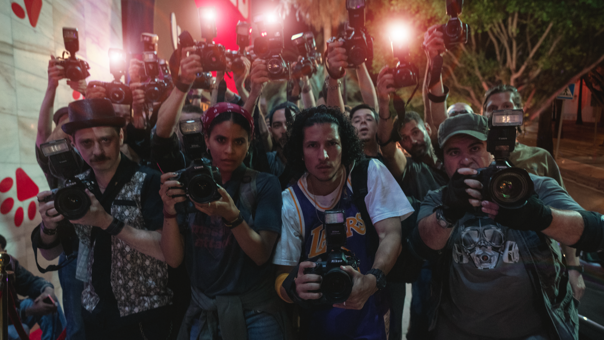 Un groupe de photographes paparazzis se rassemblent. 