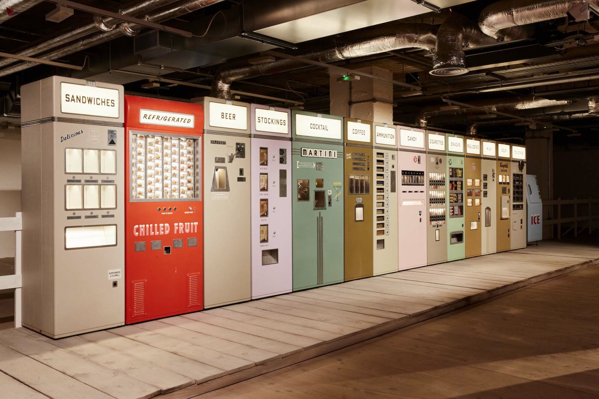 Dans l'exposition 'Asteroid City' à Londres, une gamme de distributeurs automatiques construits sur mesure.