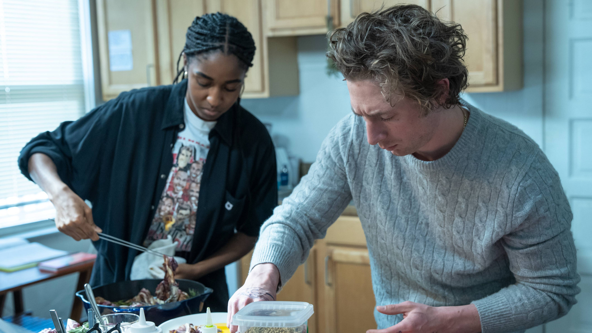 Un homme et une femme cuisinent dans une cuisine à la maison. 